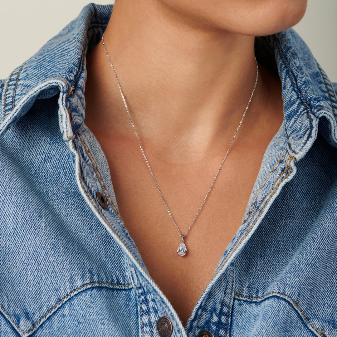 9CT WG CARAT PEAR PENDANT ON CHAIN 5533