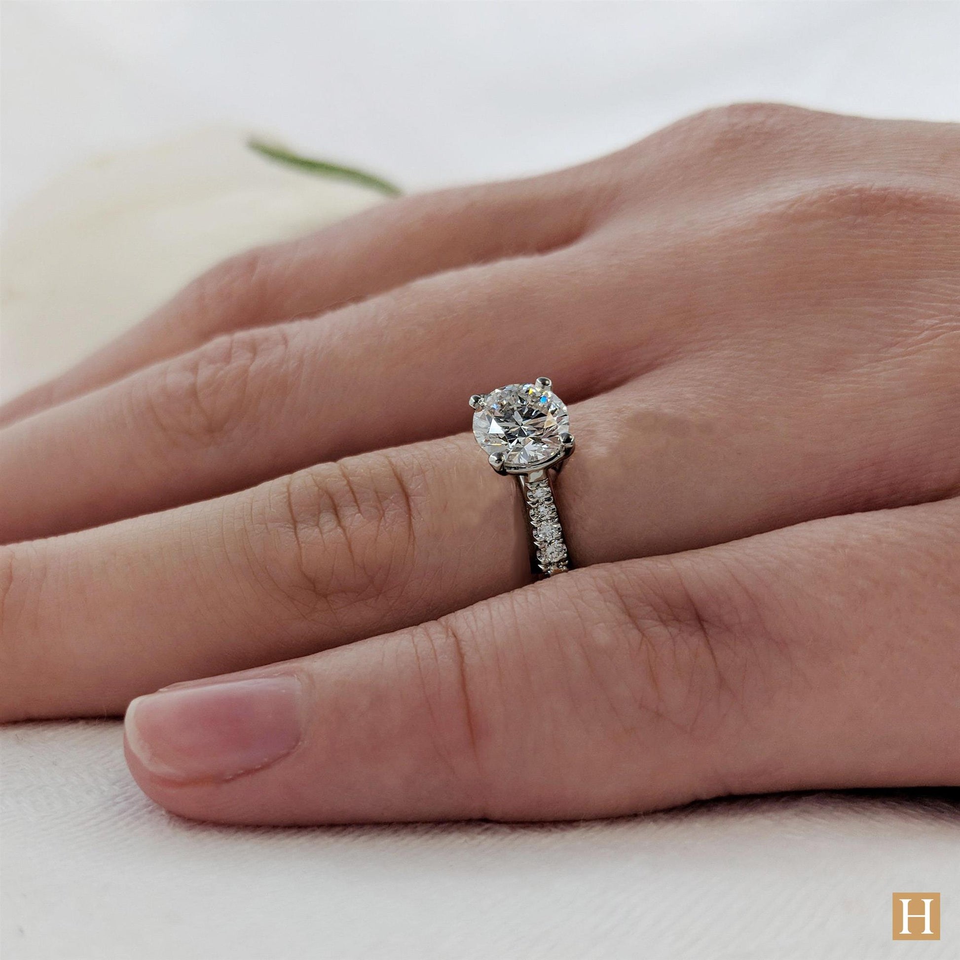 Platinum Inisheer Classic Round Engagement Ring