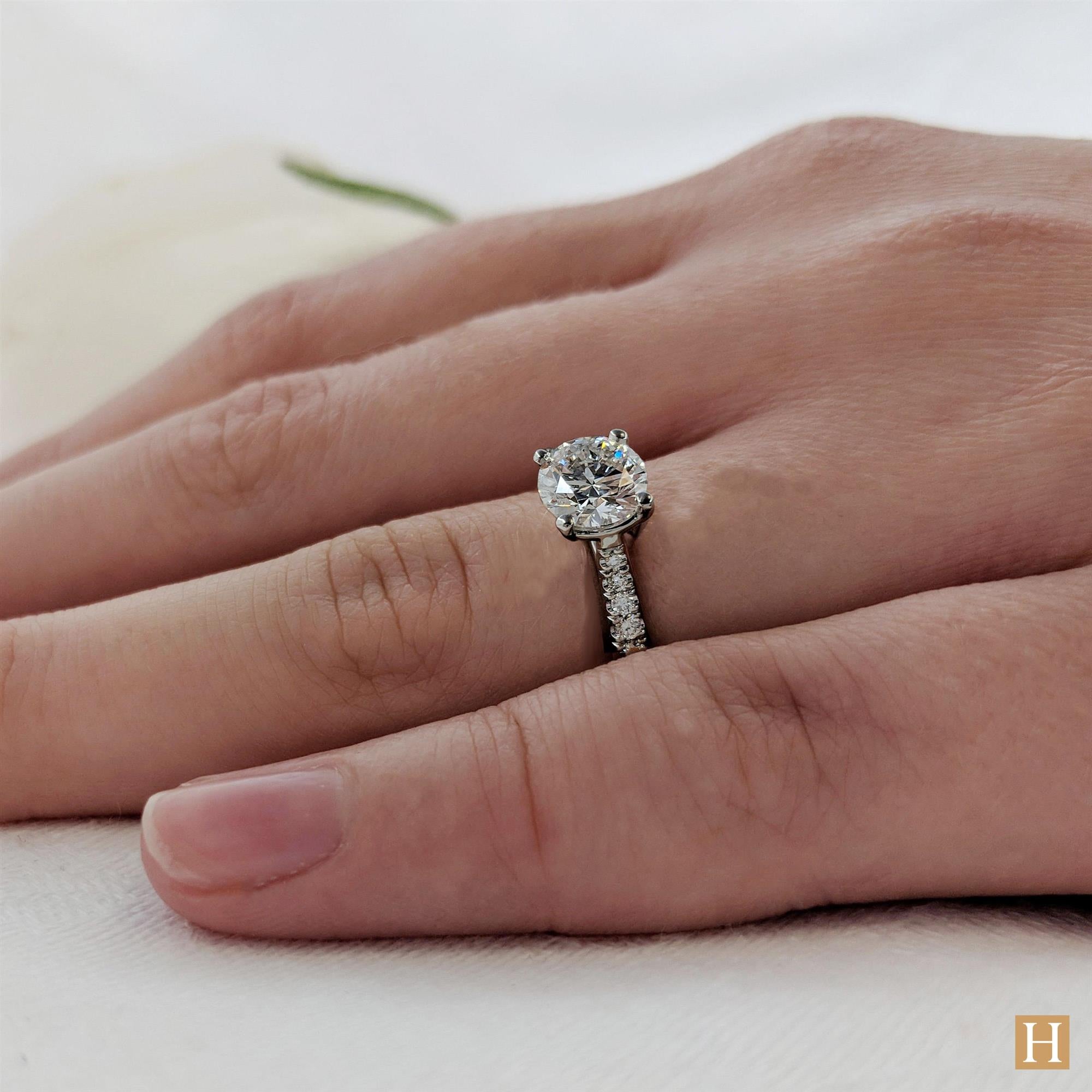 Platinum Inisheer Classic Round Engagement Ring