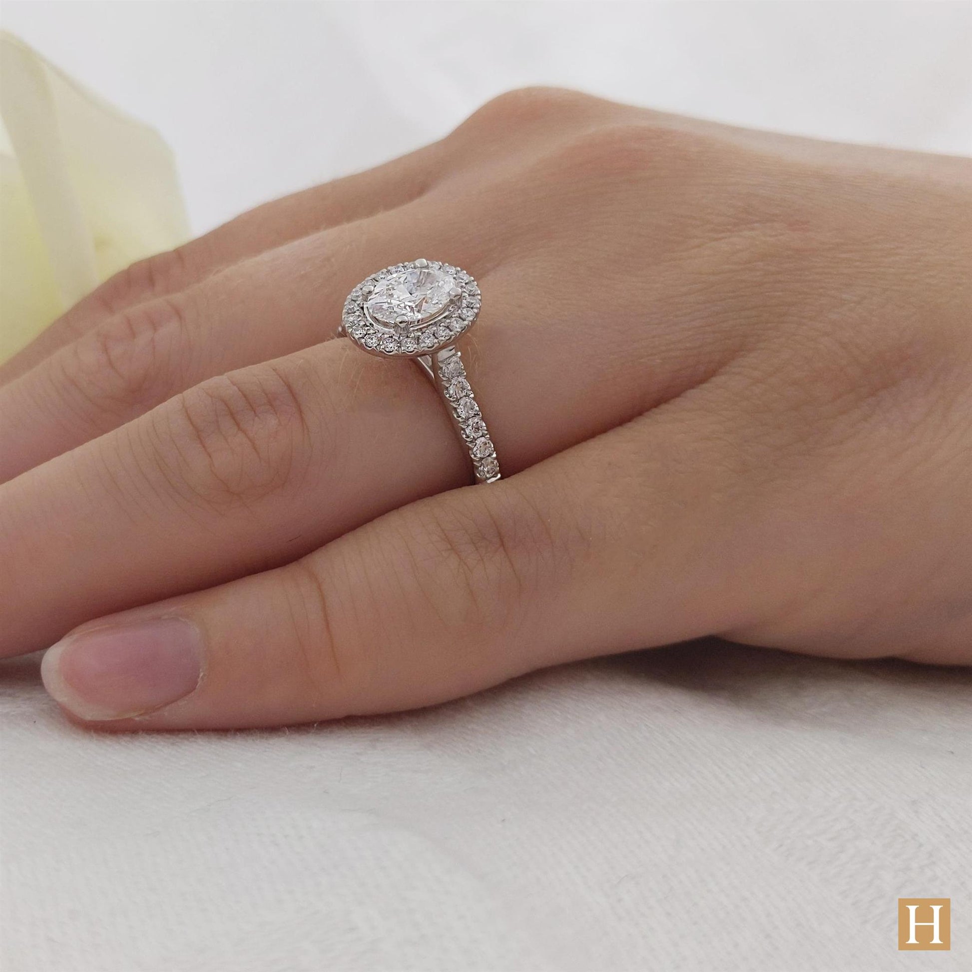 Platinum Inisheer Oval Engagement Ring