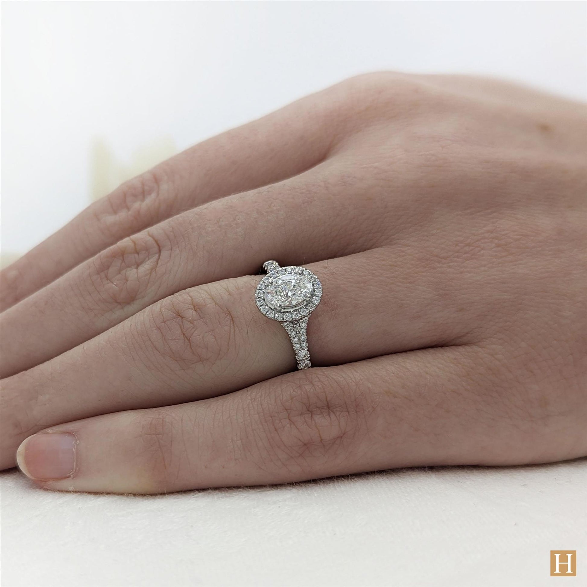 Platinum Inisheer Saturn Oval Engagement Ring