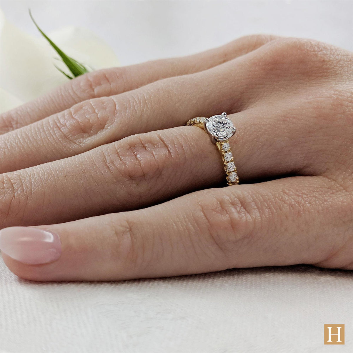 Yellow Gold Inisheer Classic Round Engagement Ring